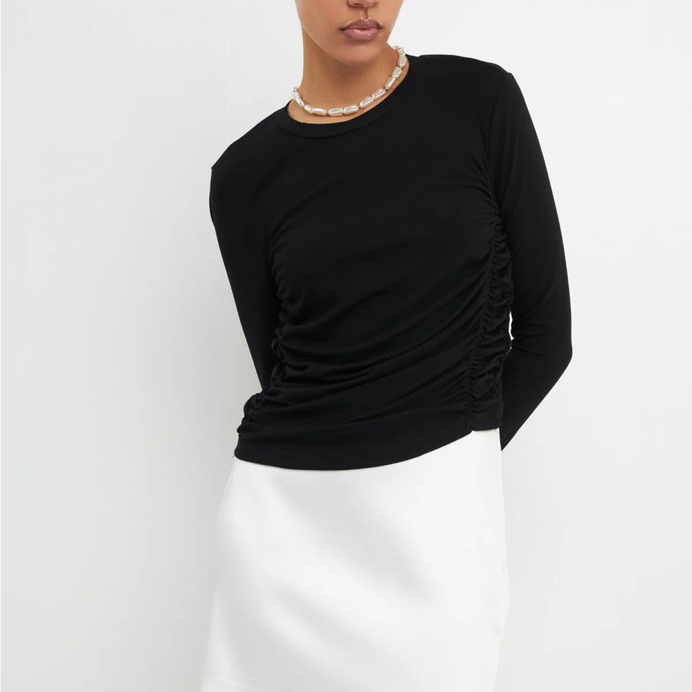 Sinched long sleeve going out top
